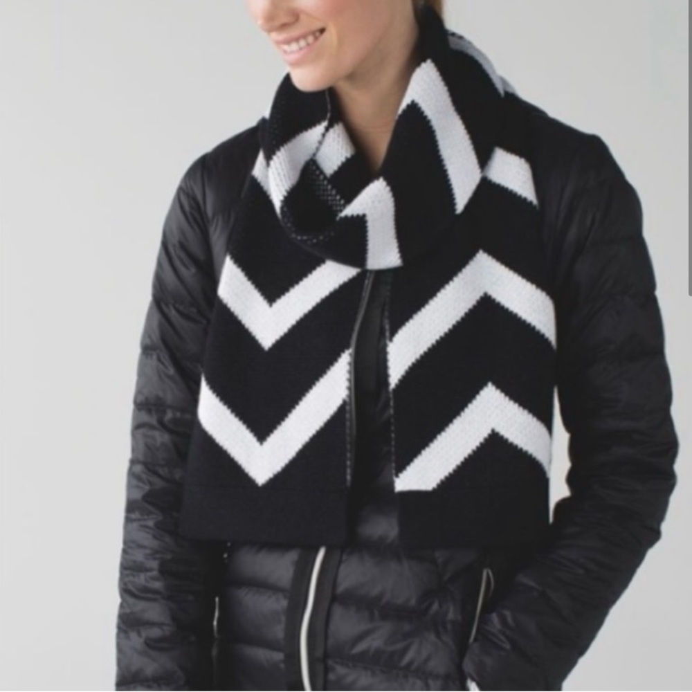 Lululemon Snow Amazing black & white chevron scarf OS, good condition!